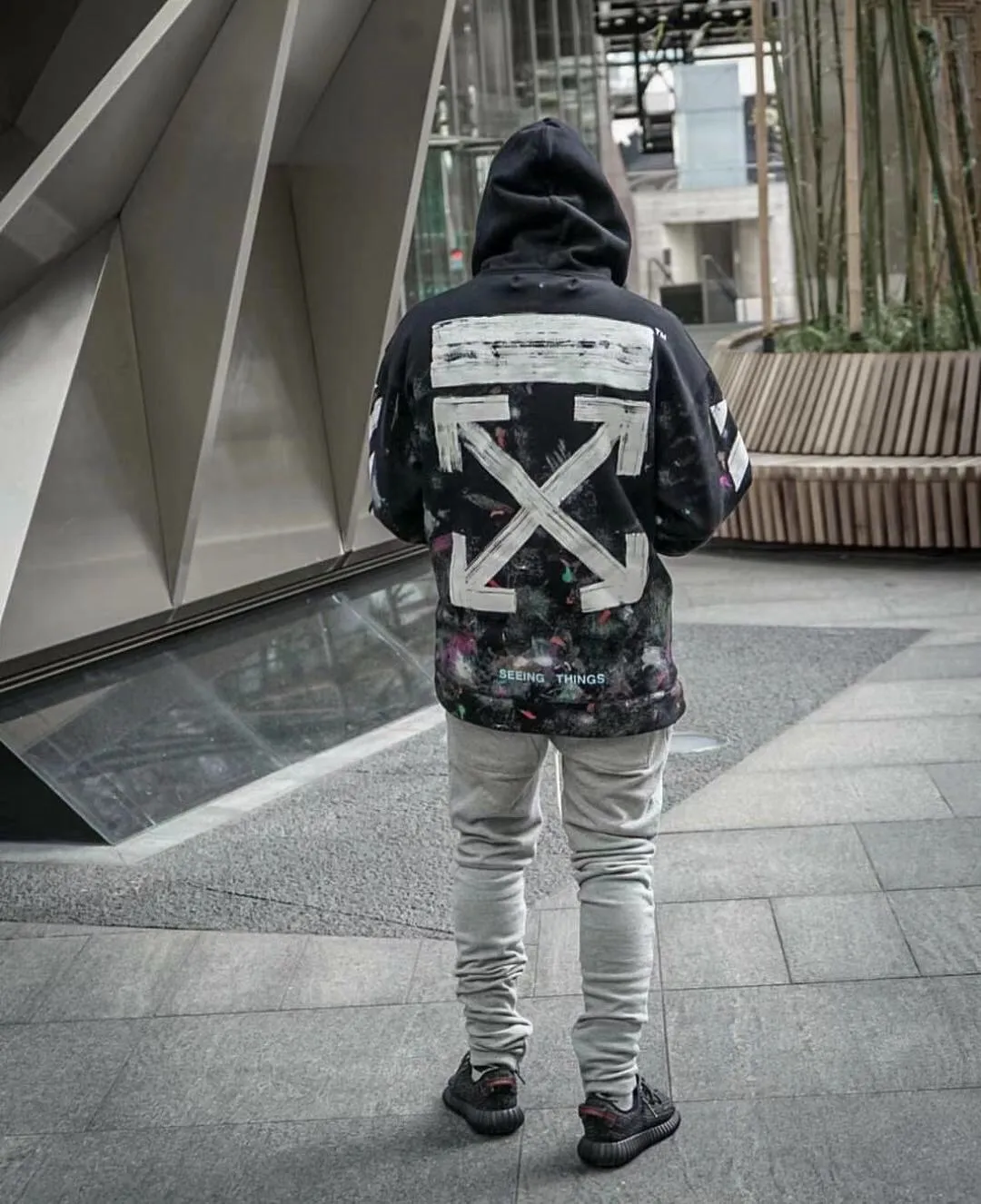 ♻️💯Reference model picture for the upper body❤️Top tested version OFFWHITE Starry Sky Fireworks Melbourne limited splash hoodie hooded pullover sweatshirt Fabric: Made of custom-made (more than 490 grams - counter double-ply large terry fabric) high-gram weight fabrics make the clothes look more textured, soft to the touch, super thick, classic version, small dropped shoulders, micro silhouette! Pay attention to the important points~ The weight of more than 490 grams is not exaggerated and does not contain water. Those sellers who brag about the weight can only deceive novice customers. But when you get our goods, the weight and sinking are right there. You can taste it yourself, and the texture does not lie! (100% cotton fabric, no pilling) The white arrows on the back + the stripes on the arms are all made of foam and have a feel and protrusions. The fireworks color system is obtained through contrasting printing. There are eight panels in the whole body. Seven color sets and eight panels are printed in eight times. The first layer is gray, the second layer is white, the third layer is yellow, the fourth layer is green, the fifth layer is blue, the sixth layer is purple, the seventh layer is orange. The last layer is arrow paint printing. The seven colors are layered on each other, which will also create new colors. The arrows on the back and the front squares are first glued and then hung in four layers. The paint has an obvious concave and convex feeling. Quality speaks for itself in the details. The blue letters are electrostatic three-dimensional flocking, which is done separately and then printed through high-temperature thermal transfer‼ ️It can be called a fake killer, you can see that every detail on the clothes is ceiling craftsmanship‼ ️ Size chart